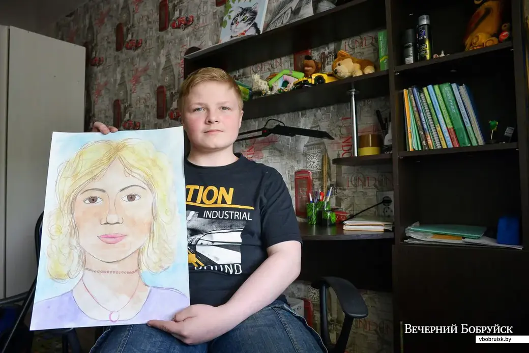 Илья любит рисовать. На этом рисунке изображена мама.