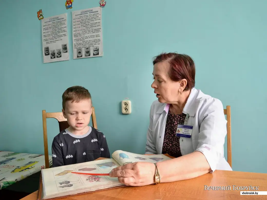 Врач-дефектолог детской поликлиники №2 Галина Валько занимается с маленьким пациентом.