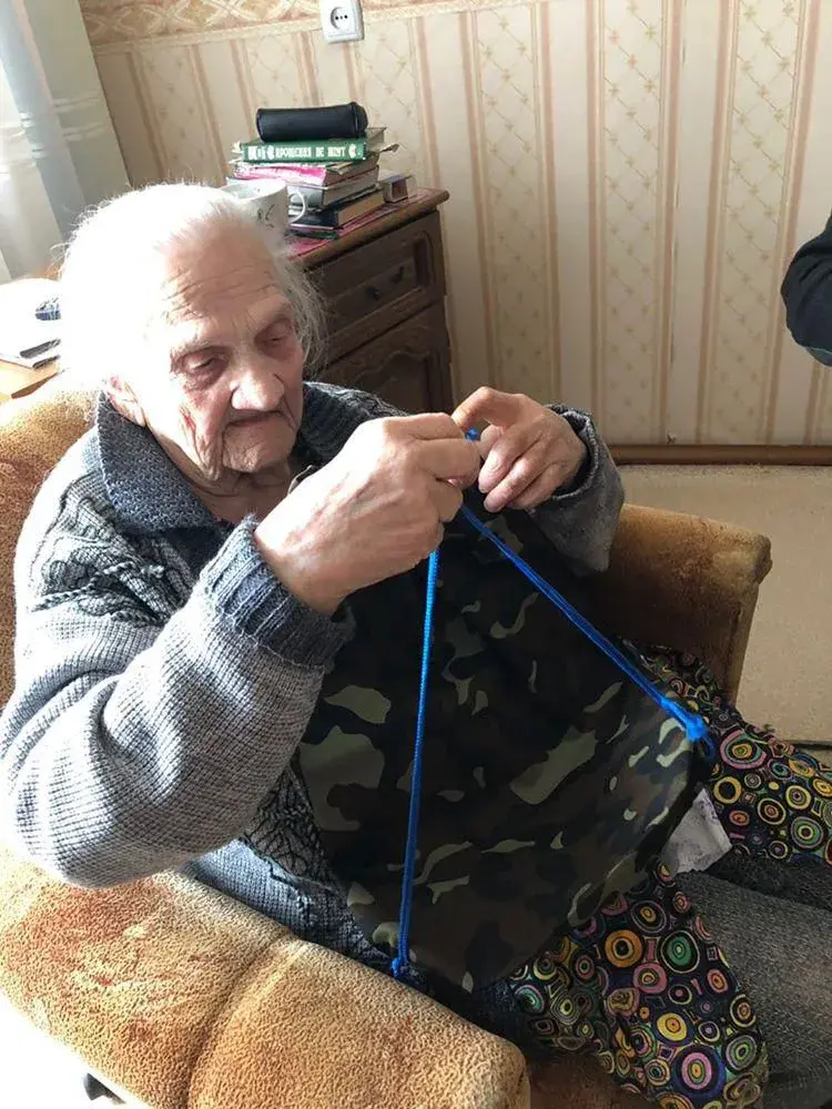 То самое фото из соцсети, на котором ветеран Екатерина Прошина с мешочком-упаковкой для основного подарка – конверта со 150 рублями.