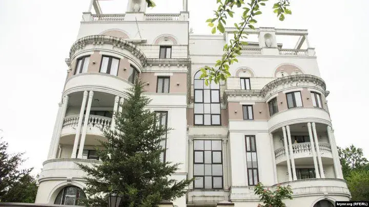 В этом доме находится квартира в Крыму. Фото с сайта krymr.com
