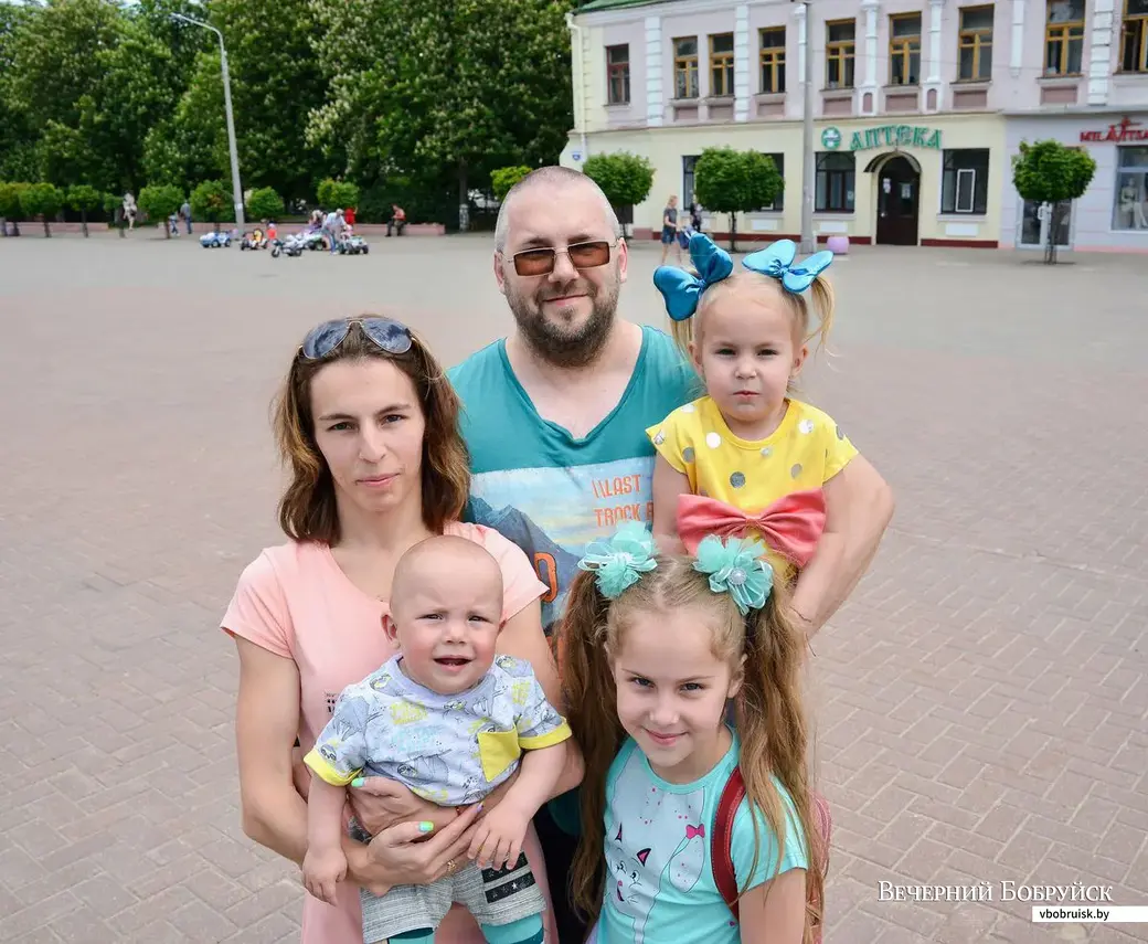 23.05.2019. Рената Колодинская и Сергей Пантелеев с детьми Доминикой, Даниэлией и Даромиром.