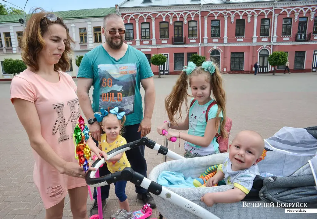 23.05.2019. Рената Колодинская и Сергей Пантелеев с детьми Доминикой, Даниэлией и Даромиром.
