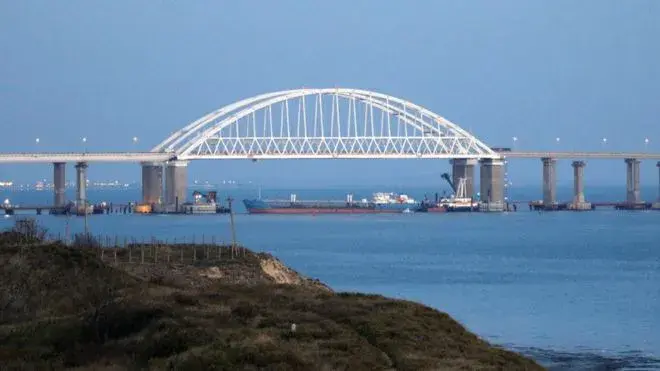 Сухогруз перекрыл проход из Чёрного моря в Азовское. Фото Алексея Павлишака