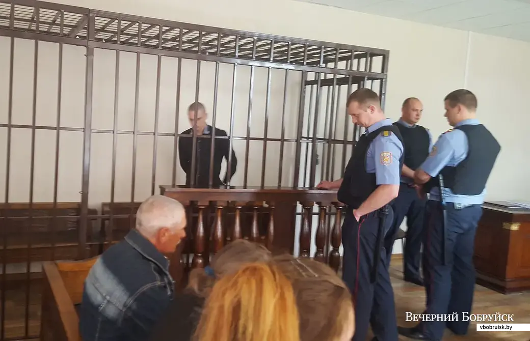 28.05.2019. Суд по делу об убийстве Насти Талыш. Обвиняемый Валентин Кухарев нервно ходит по клетке.