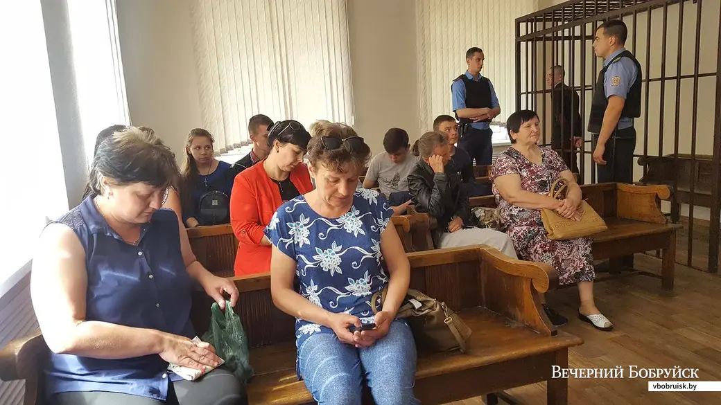 29.05.2019. Оглашение приговора делу об убийстве Анастасии Талыш. Справа в первом ряду - Валентина Талыш, мама Насти. Во втором ряду вторая справа - мама Валентина