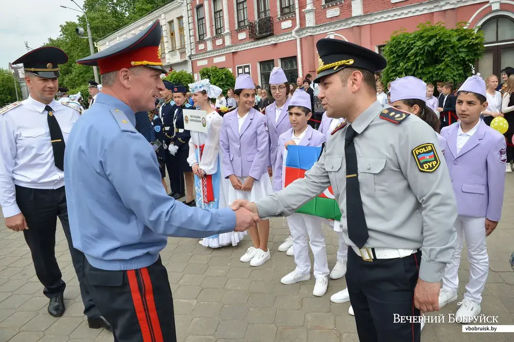 28.05.2019. Заместитель Министра внутренних дел начальник милиции общественной безопасности генерал-майор милиции Николай Мельченко (слева) привествует официального