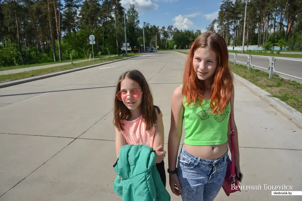 23.05.2019. Микрорайон Киселевичи. Саша и Маша, одноклассницы из СШ №21