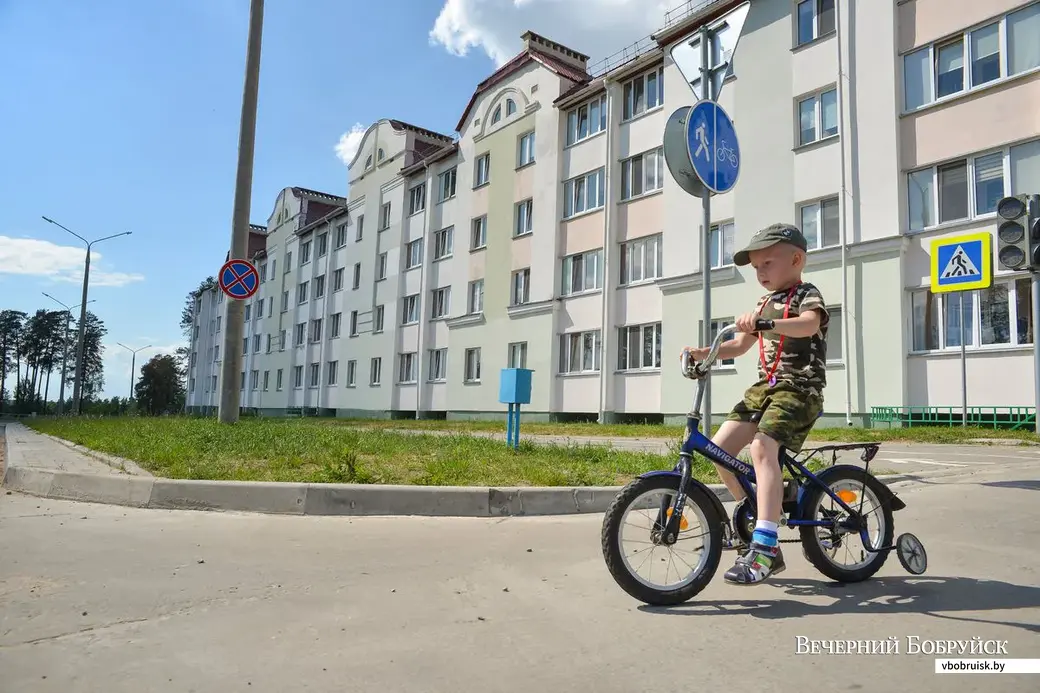 23.05.2019. Микрорайон Киселевичи. Юный велосипедист на улице Наумова