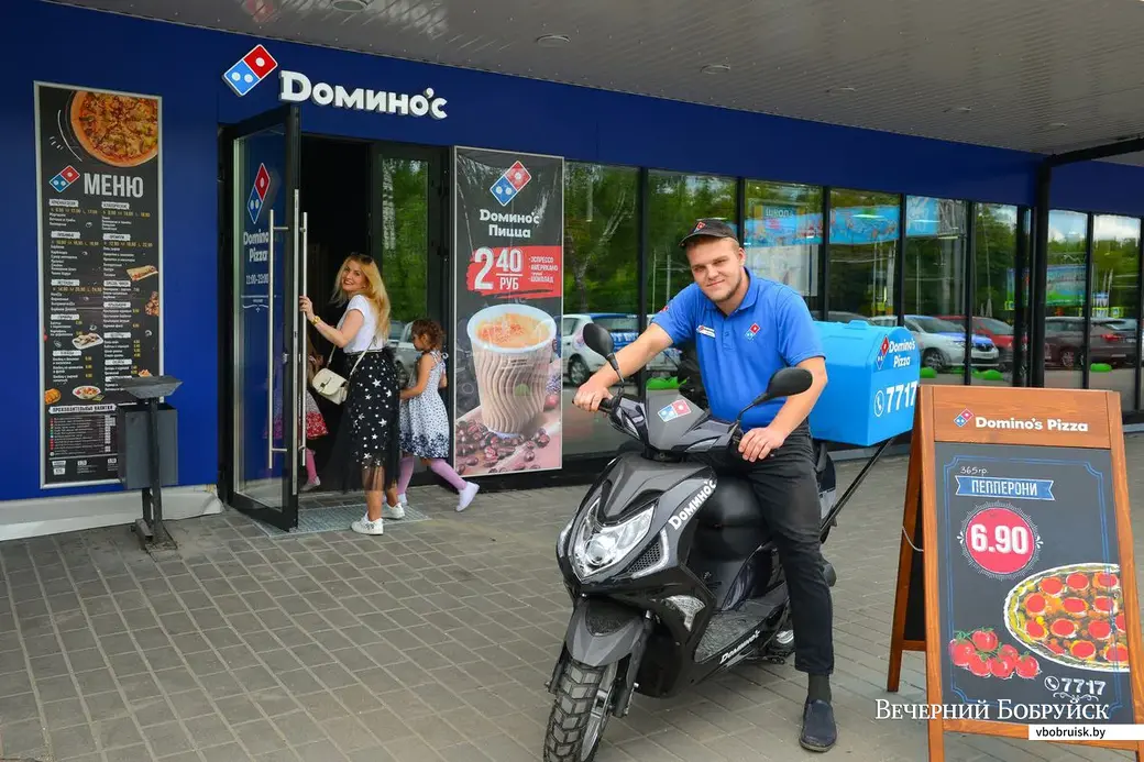 Скоростные курьеры Domino's привезут к вам пиццу прямо домой или в офис