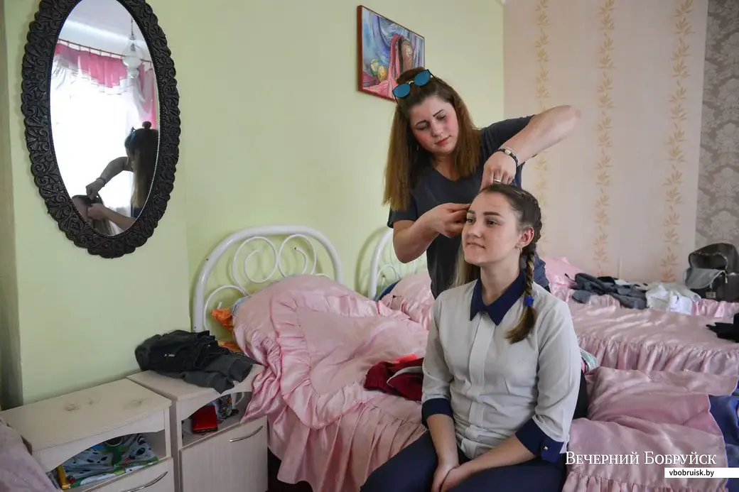 16.05.2019. Бобруйская специальная общеобразовательная школа-интернат для детей с нарушением слуха. В спальне для девочек 9-классница Валерия Вашрова и 10-классница