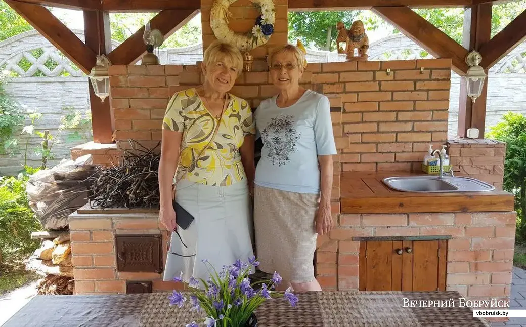 Тамара Васильевна Коваленко (справа) в гостях у своей подруги Татьяны Лукьяновны Таркан.