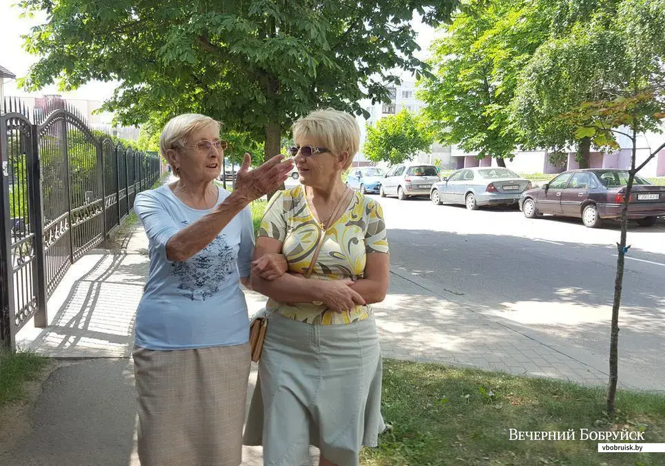 Тамара Васильевна и Татьяна Лукьяновна гуляют по Социалке.