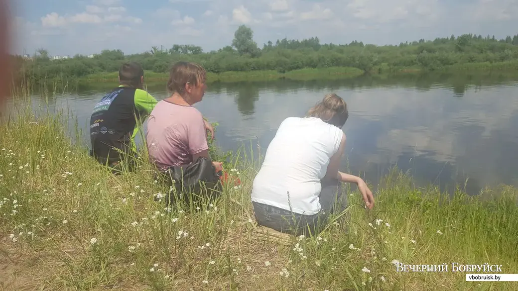 Мама утонувшего мальчика Раиса (в центре) с друзьями наблюдают за поисками.