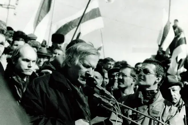 Васіль Быкаў на мітынгу 24 сакавіка 1996. Фота Георгія Ліхтаровіча.