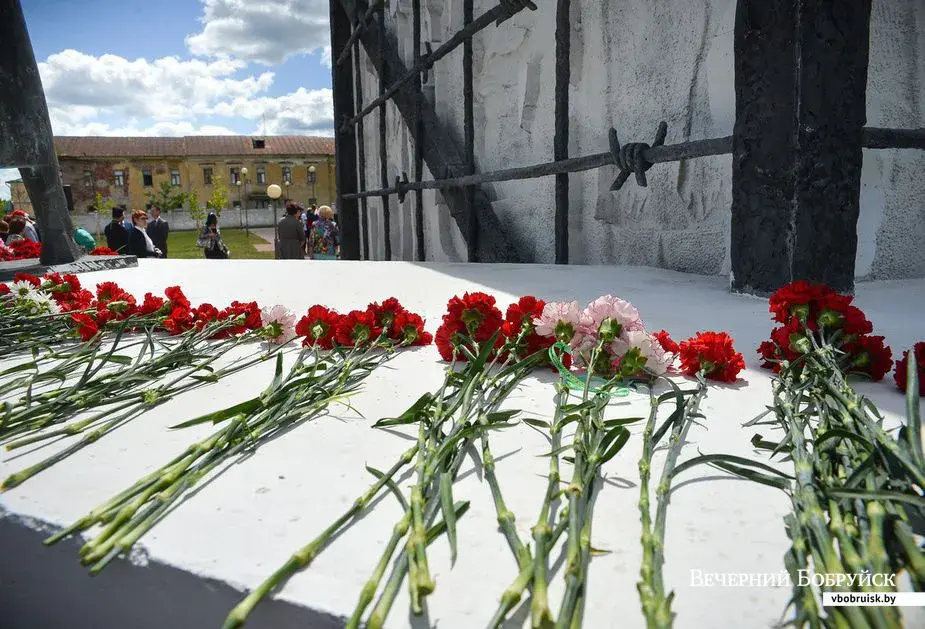 Фото с акции «Звон скорби» 22 июня 2018 года возле памятника жертвам бобруйского концлагеря.