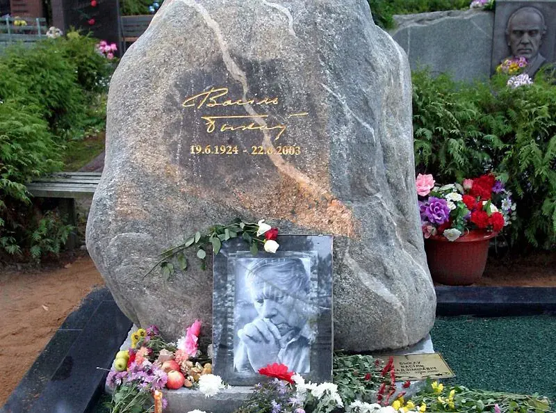Валун на магіле Васіля Быкава на Ўсходніх могілках – падарунак ад Фінляндыі.