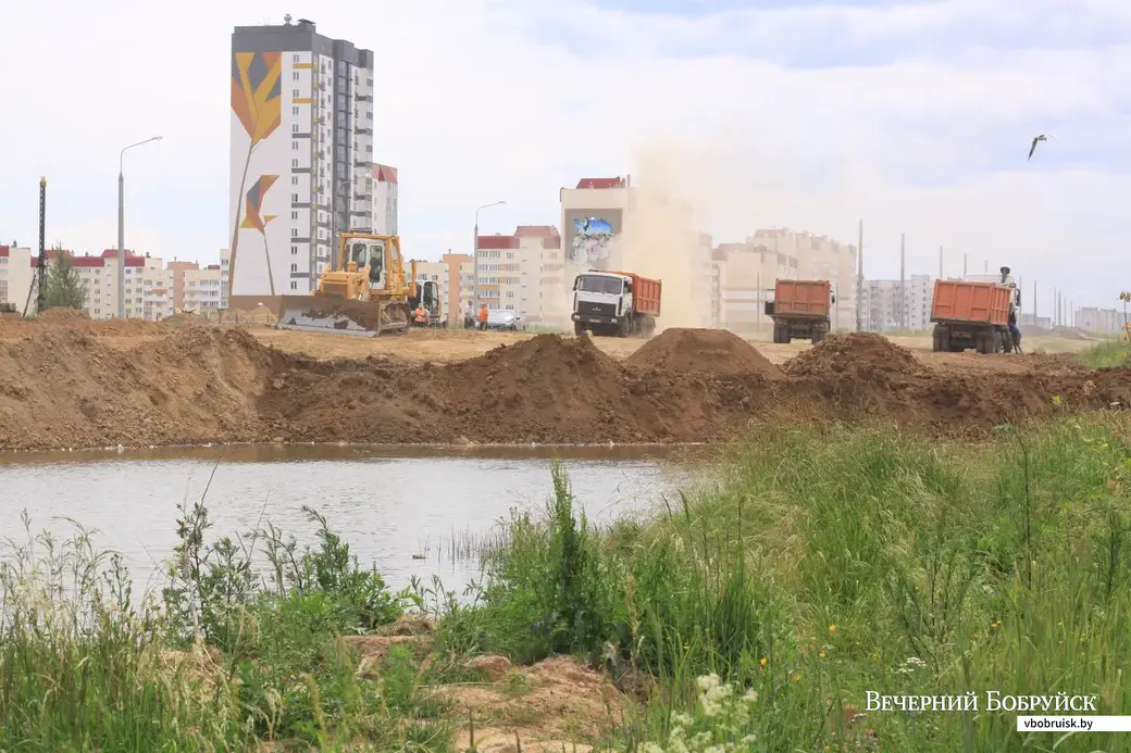 20.06.2019. Строительство дороги через озеро в 7-м микрорайоне Бобруйска