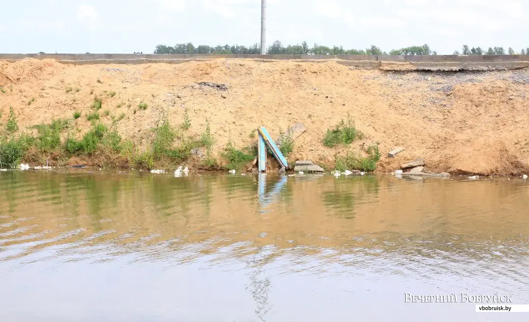 20.06.2019. Строительный мусор в озеро в 7-м микрорайоне Бобруйска
