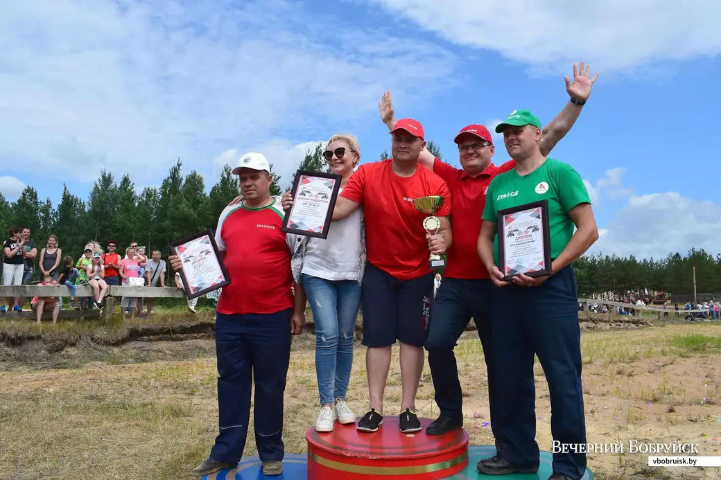 30.06.2019, Бобруйск. Гонщики-трактористы на пьедестале.