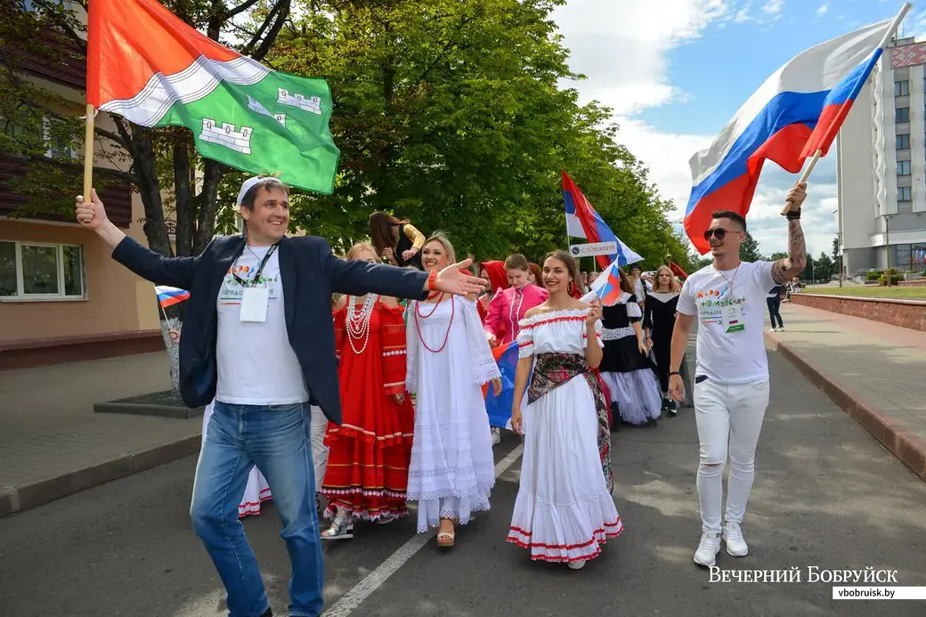 29.06.2019. Парад участников Международного фестиваля народного творчества «Венок дружбы» в Бобруйске