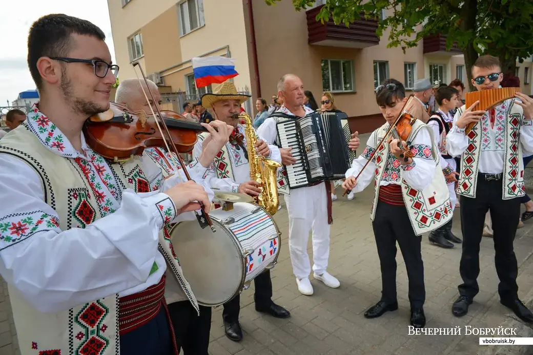 29.06.2019. Парад участников Международного фестиваля народного творчества «Венок дружбы» в Бобруйске