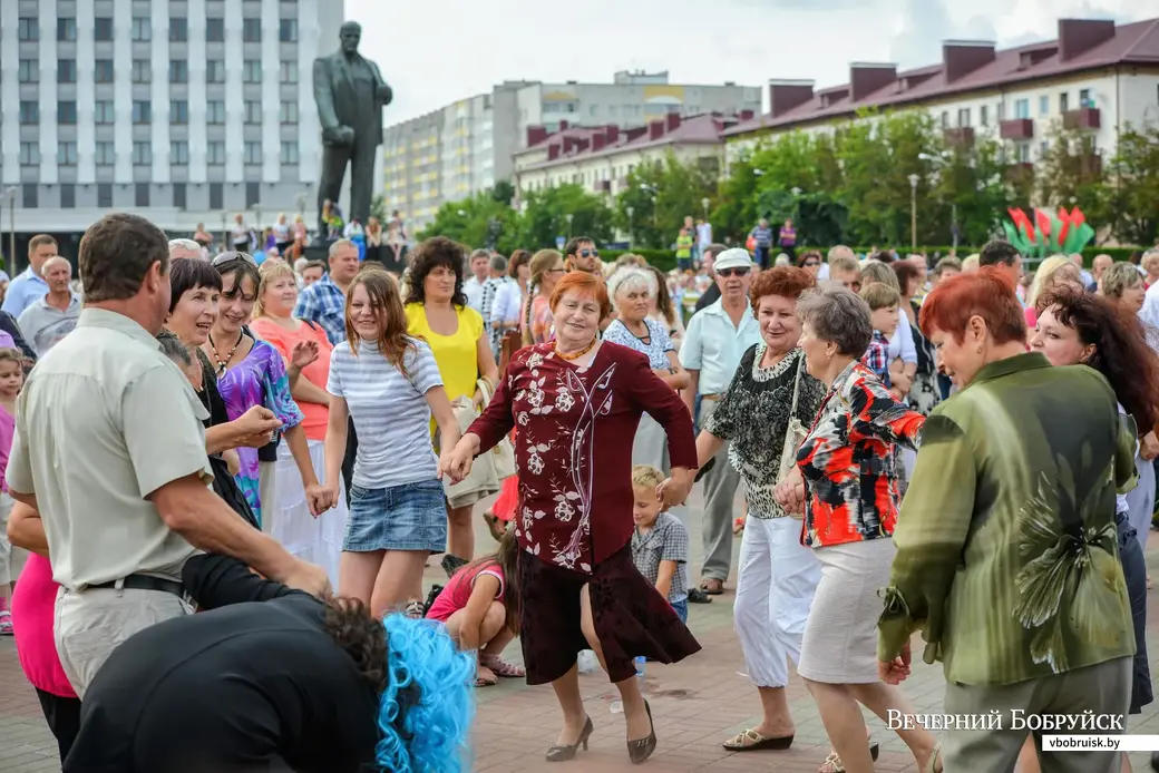 Бобруйск. Гуляния на площади на День города.