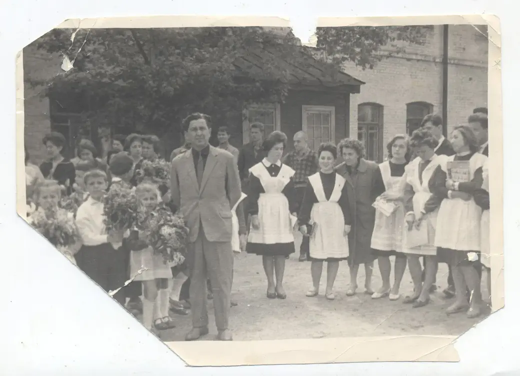 1964 год. Последний звонок в 5-й школе, в центре завуч старших классов Григорий Ильич Эпельбаум, справа 11