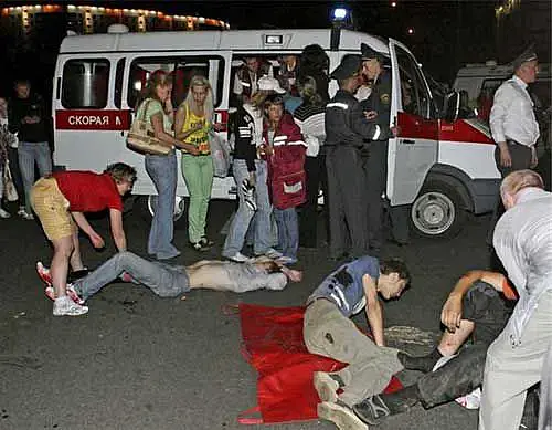 Раненные ввзрывом во время салюта 3-4 июля 2008. Фото France Press