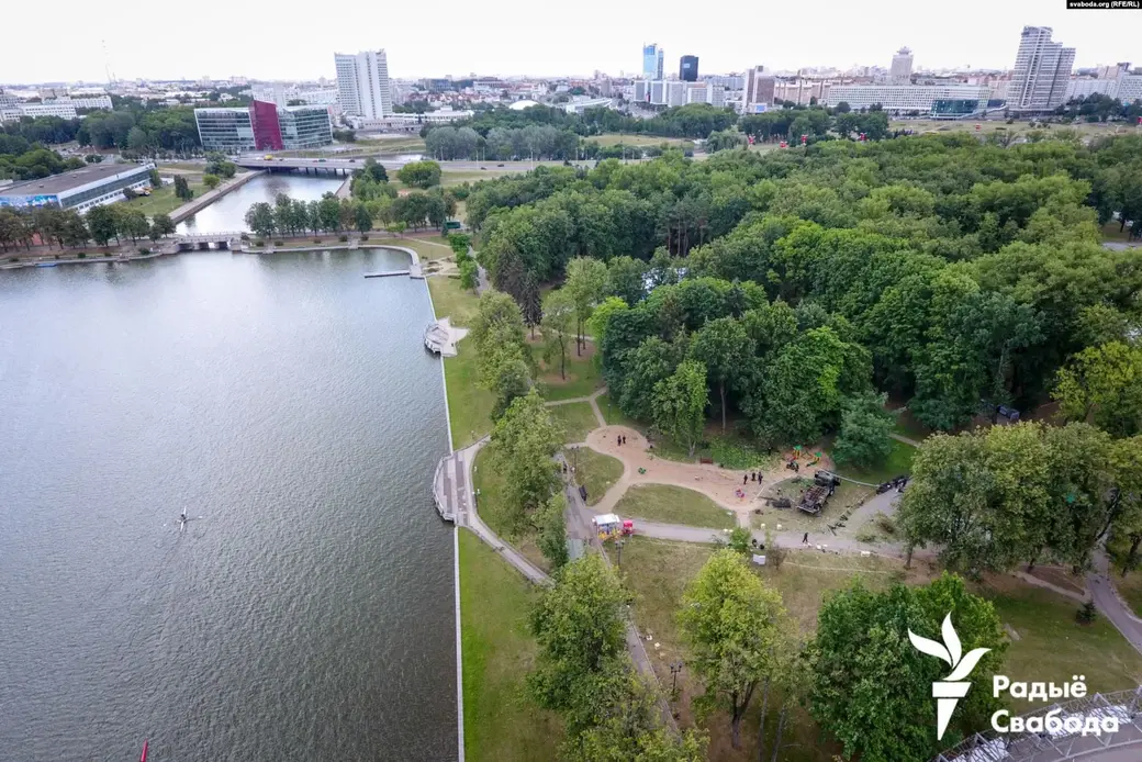 Справа установка, где произошел взрыв, слева вверху набережная у моста, где смертельно ранило женщину.
