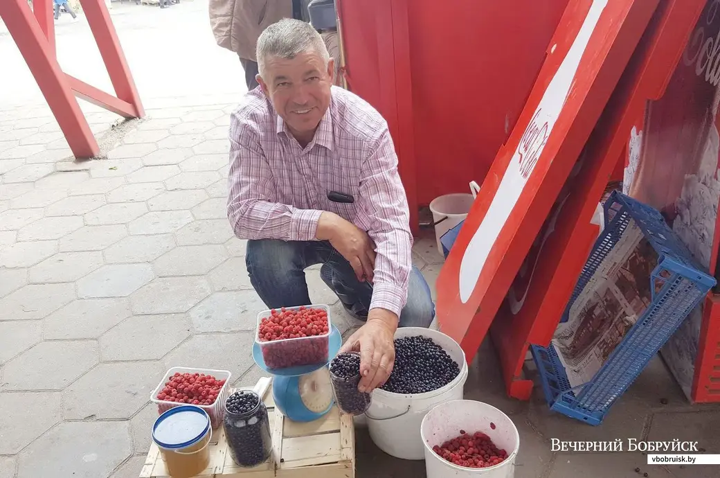 5.07.2019, Бобруйский рынок. Алексей Ольховик привез ягоды из деревни Устиж Осиповичского района.