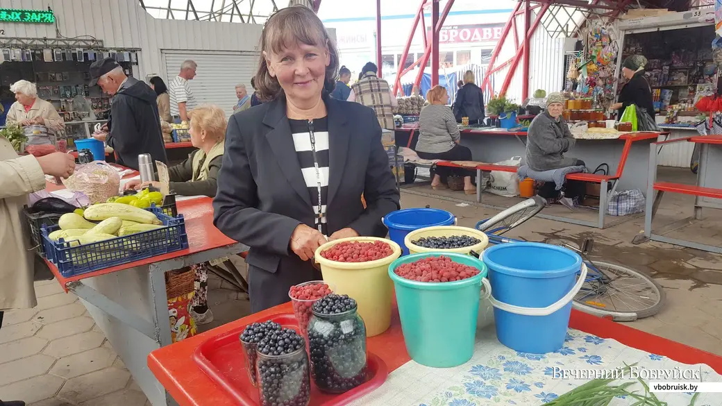 5.07.2019, Бобруйский рынок. У Ольги Иванченко из Кировска лесная малина по 7.50 за 1 кг.