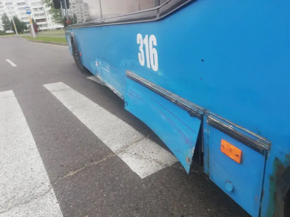 6.07.2019, Бобруйск. Авария автобуса и скрывшейся легковушки на перекрёстке Шинная-Строителей. Фото Телеграм-канала «Дороги Бобруйска»