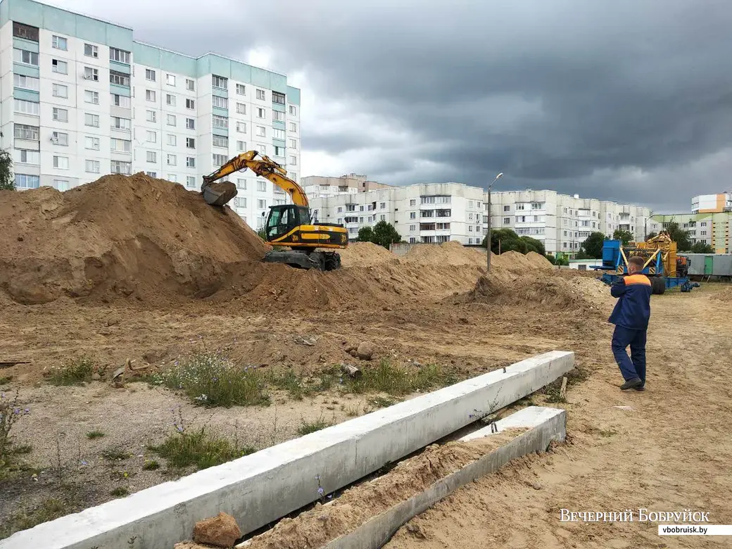 9.07.2019, Бобруйск. На стройке на проспекте Строителей из под ковша экскаватора выкатились боевые мины.