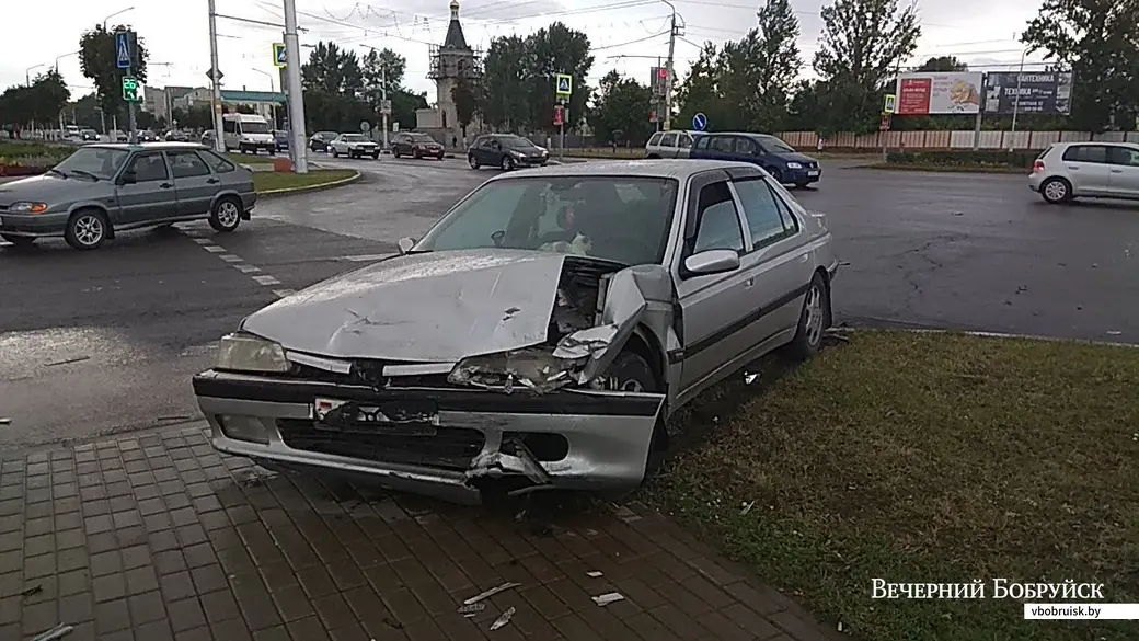 10.09.2019, Бобруйск. Авария на перекрёстке Минской-Крылова. Фото Телеграм-канала «Дороги Бобруйска»