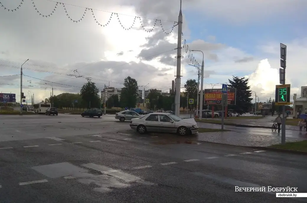 10.09.2019, Бобруйск. Авария на перекрёстке Минской-Крылова. Фото Телеграм-канала «Дороги Бобруйска»