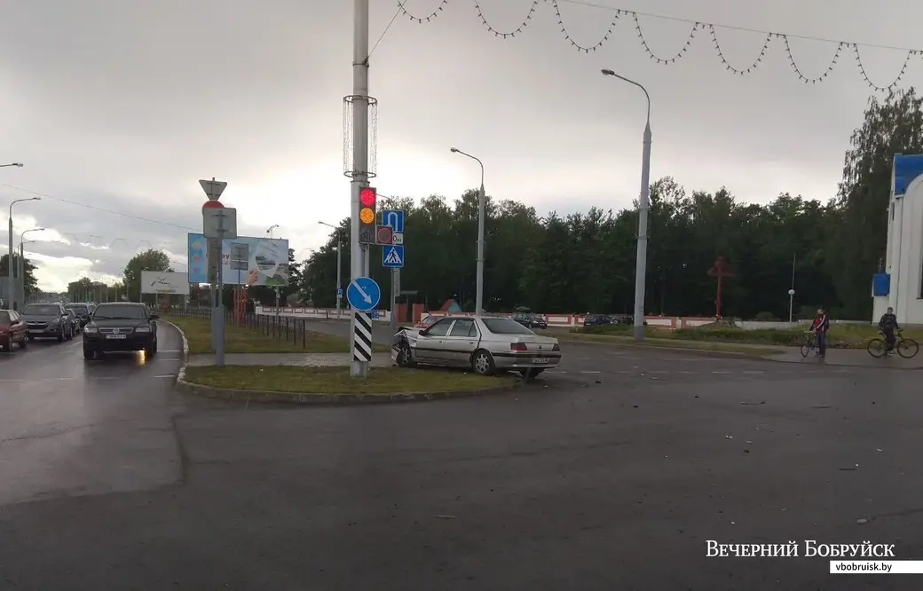 10.09.2019, Бобруйск. Авария на перекрёстке Минской-Крылова. Фото Телеграм-канала «Дороги Бобруйска»