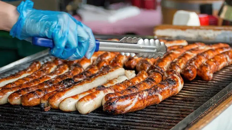 В переработанном мясе нитриты под действием высокой температуры образуют канцерогенные нитрозамины. Фото Getty Images