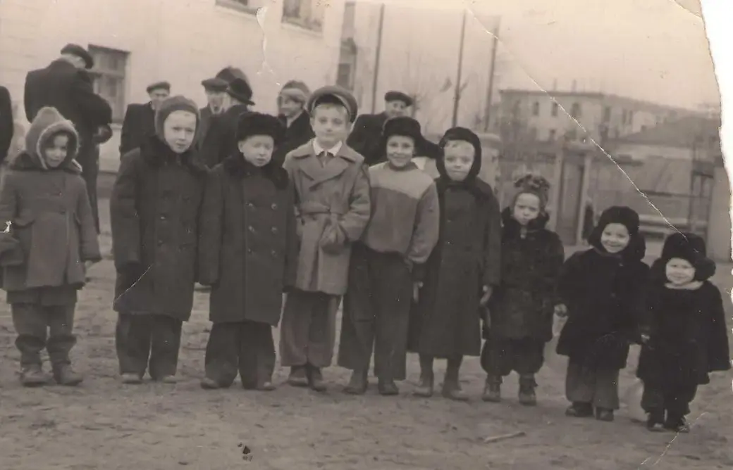 7 ноября 1957 года. 6-летний Эдуард Мельников (на фото 4-й слева) вместе с бобруйской детворой в одном из бобруйских дворов. Фото из архива автора