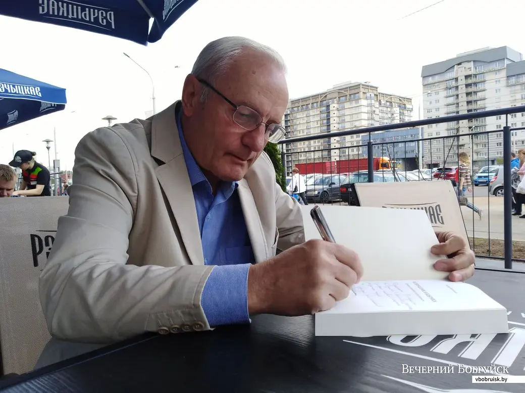 Автор Эдуард Мельников подписывает свою книгу редакции «Вечернего Бобруйска». Фото Артёма Лукьяновича