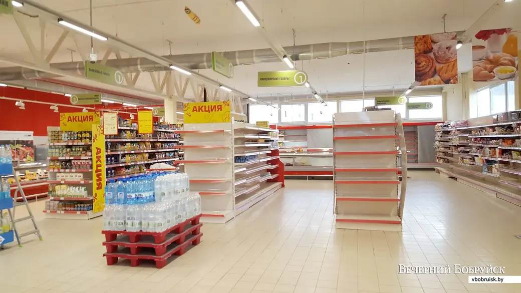 Перед закрытием на реконструкцию в магазине грандиозная распродажа. Половина полок уже пусты.