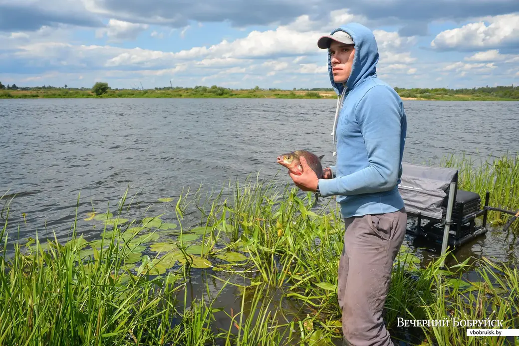 19.07.2019. Соревнования по рыбной ловле на фидер. Алексей Летуновский всегда отпускает пойманную добычу. Также он поступил с пойманным лещом на полтора килограмма.