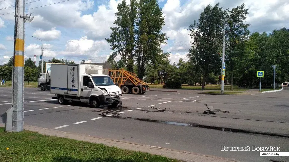 19.07.19. Авария на Минской - 2. Фото Телеграм-канала «Дороги Бобруйска».