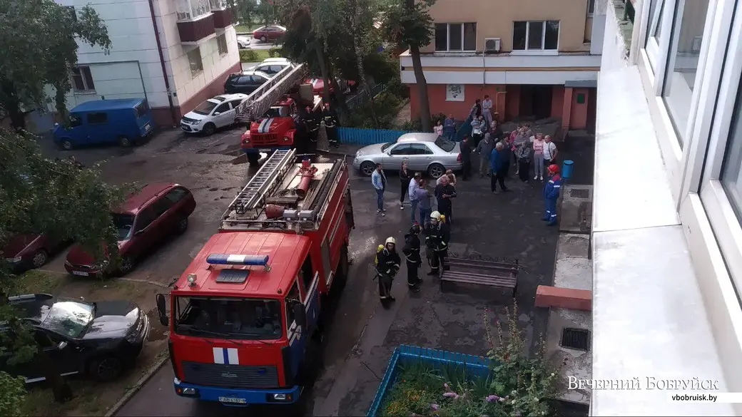 23.07.2019. Минская, 51. На месте аварии работают сотрудники электросетей, водоканала и МЧС.