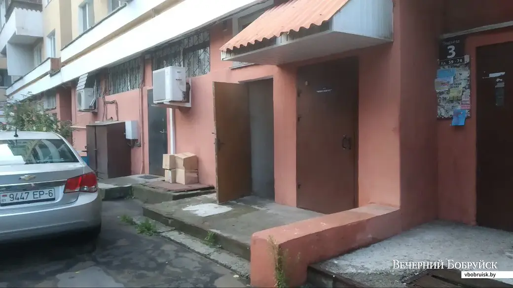 23.07.2019. Авария в доме Минская, 51. Из электрощитовой в подвале идет дым
