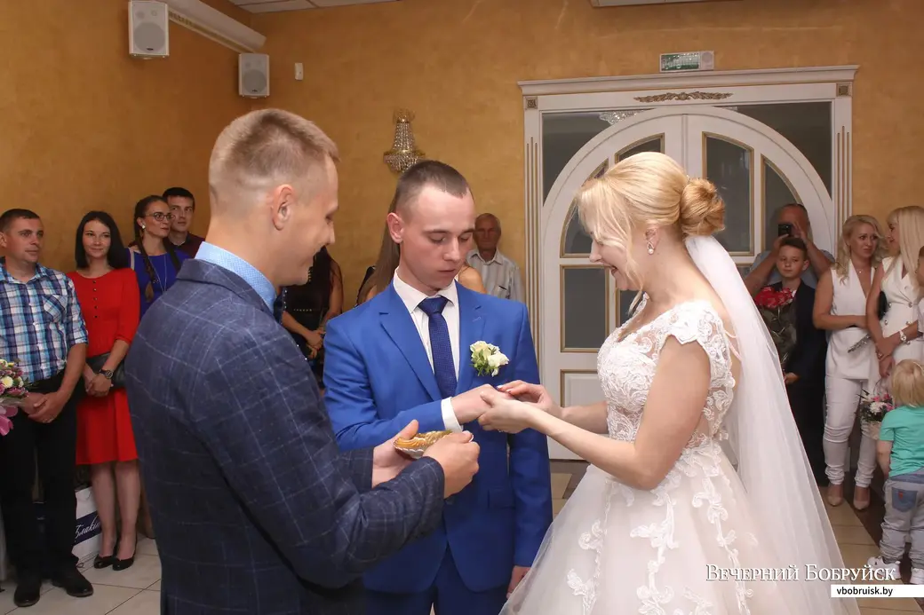 В пятницу, 26 июля, зарегистрировали свой брак в бобруйском ЗАГСе 23-летняя Анна Леонович и 27-летний Александр Орлов.
