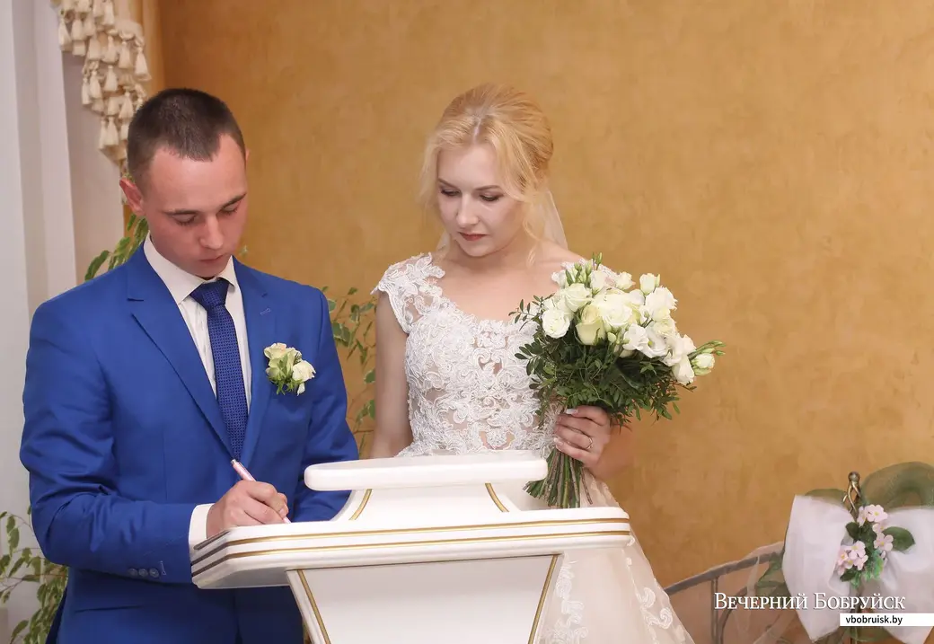 В пятницу, 26 июля, зарегистрировали свой брак в бобруйском ЗАГСе 23-летняя Анна Леонович и 27-летний Александр Орлов.
