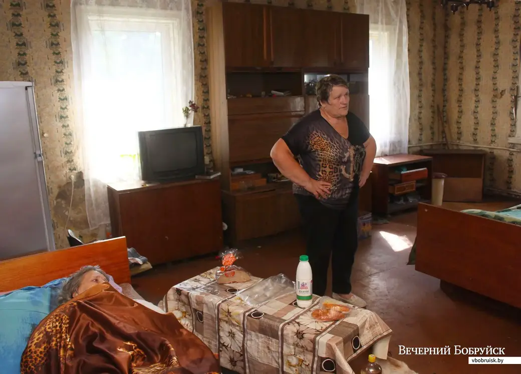 Из ценного в доме остался только холодильник. Телевизор на заднем плане – неработающий.
