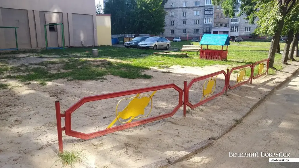 Во дворе дома на Либкнехта вместо зеленой зоны – сплошная пыль.