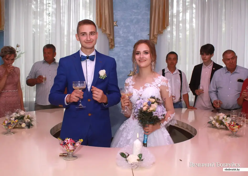 Молодожены Анастасия Киракозова и Денис Белявский.