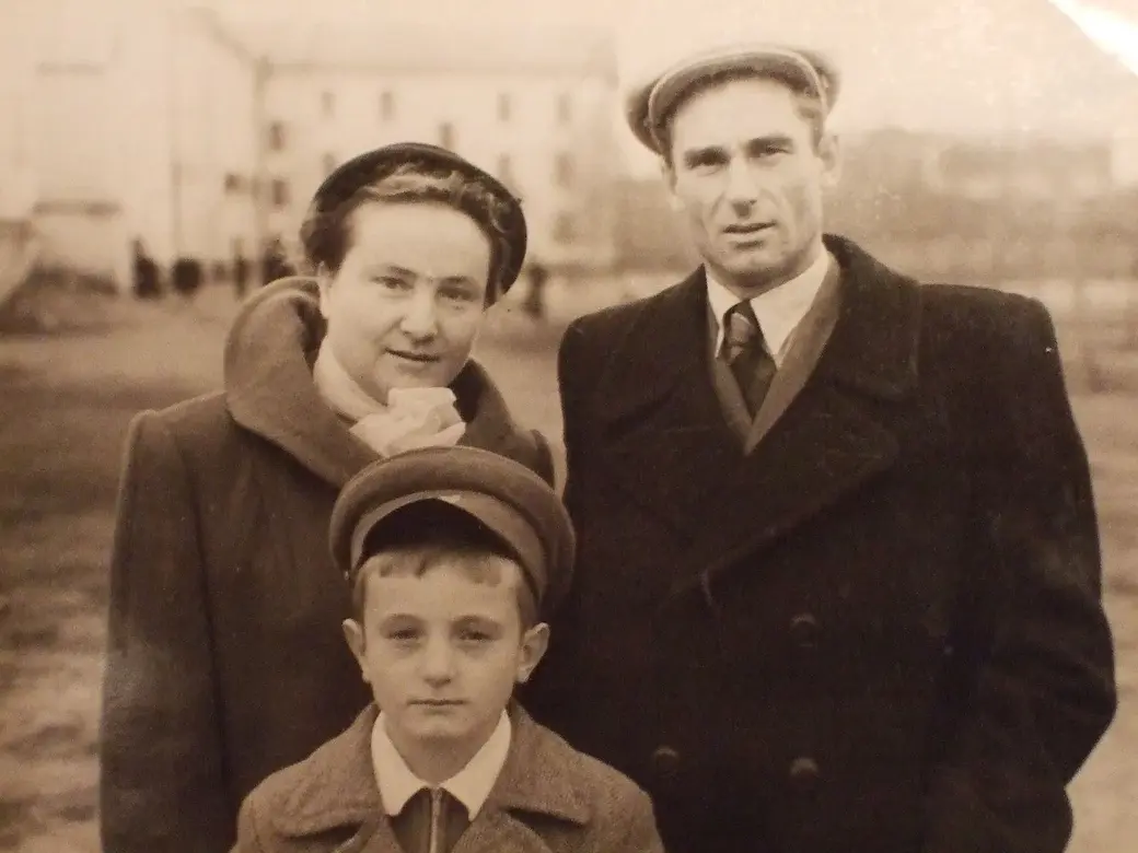 Юный Эдуард Мельников с родителями. Фото из архива автора.